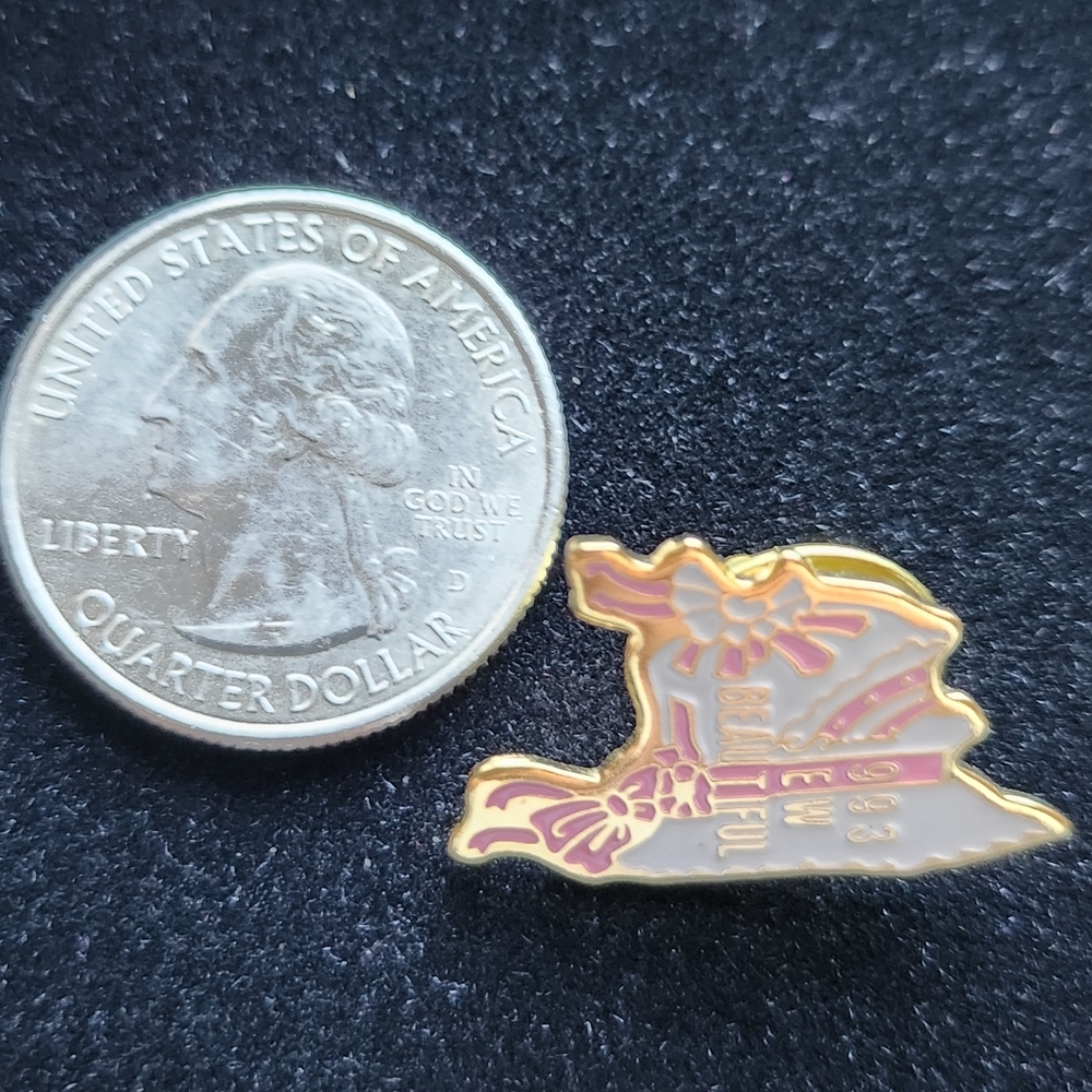 Vintage 1993 Sew Beautiful Lapel Pin Collectable - Picture 4 of 6